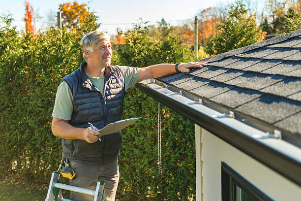 Professional Roofing technician working in Idleyld Park, OR